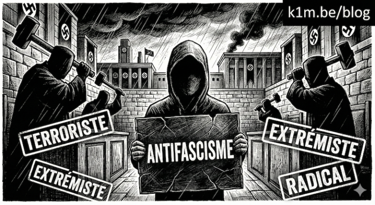 Illustration en noir et blanc de style gravure montrant une figure encapuchonnée tenant une pancarte "ANTIFASCISME" face à des juges menaçants armés de marteaux géants. L'arrière-plan contient des bâtiments autoritaires et des drapeaux à croix gammées. Les mots "TERRORISTE", "EXTRÉMISTE" et "RADICAL" sont tamponnés sur la scène. Mention k1m.be/blog en haut à droite.