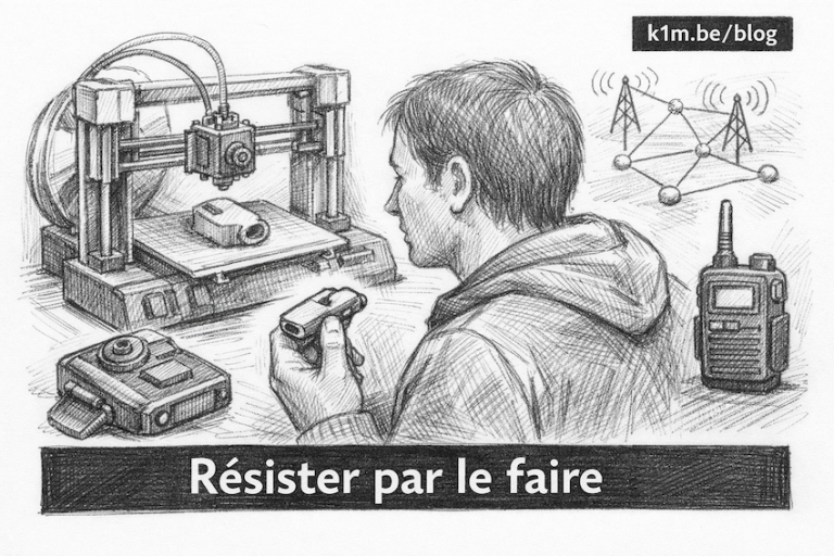 Illustration au crayon noir et blanc d’une personne dans un atelier observant une imprimante 3D en train de fabriquer un sifflet, entourée d’une caméra portable, d’un talkie-walkie et d’un schéma de réseau maillé, avec bandeau titre « Résister par le faire » et label « k1m.be/blog » en haut à droite.